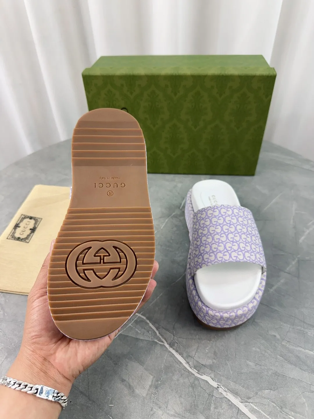 👟👟Ex-factory price 380👟👟 2024 Gucci high version latest limited edition thick-soled slippers. Top quality for sale. Purchase authentic products for development. The material and craftsmanship are consistent with the original. Upper: original jacquard craftsmanship and special printing craftsmanship. Lining: mixed sheepskin. Outsole: Italian private model outsole. Size: 35-40 yards, (41 to 44 yards can be customized). Bottom thickness: 5.5cm, forefoot 4cm.